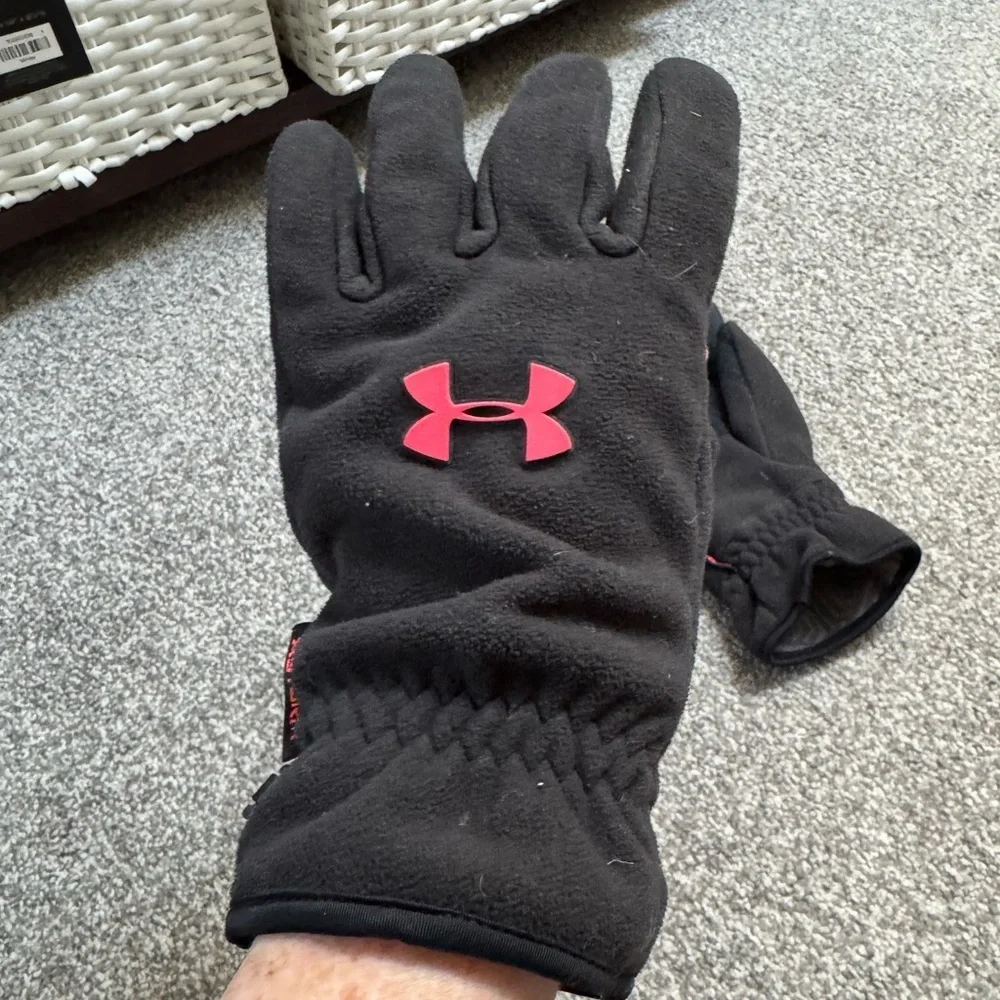 Gloves Under Armour Women’s Black Storm Fleece Gloves with Pink Logo Accent